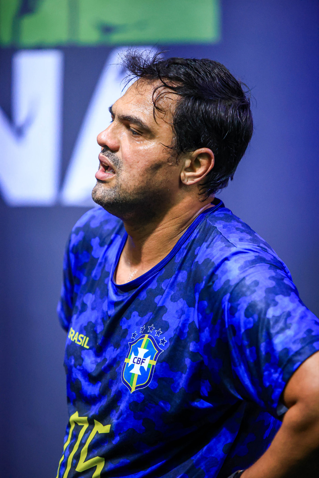 Aluno em treino intenso de condicionamento